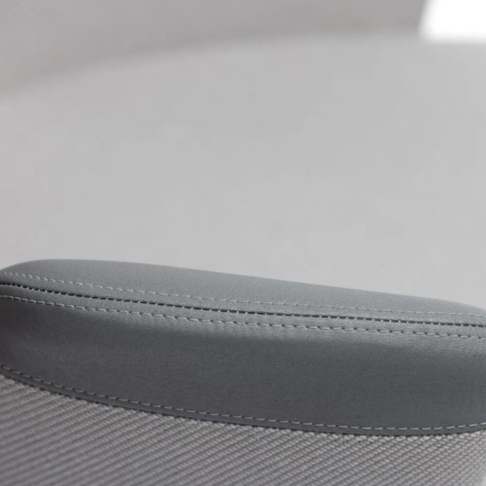 Kancelářská židle MUUNA - područka čalouněná šedou koženkou Silvertex